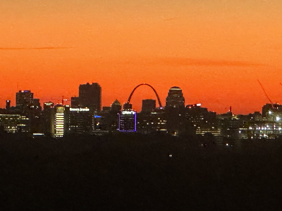 Great lung nodule course at Washington University in St Louis ⁦@wustlcme⁩. Thanks to Alex Chen for planning a wonderful course. And a fantastic view of the arch at dawn from my hotel room ⁦@NM_Lung⁩ ⁦@lonnyyarmus⁩