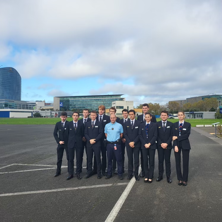 DGAC's tweet photo. 🤝Accueil de la promotion 2023 des Cadets de l'Air 🇫🇷 au siège de la DGAC et à l’héliport de Paris - Issy-les-Moulineaux - Valérie André.

👩‍✈️🧑‍✈️Un échange international qui rassemble des jeunes passionnés d’aéronautique @IACE_France

✈️ Découvrez le programme de l'échange: https://t.co/qRxZsQ01ze