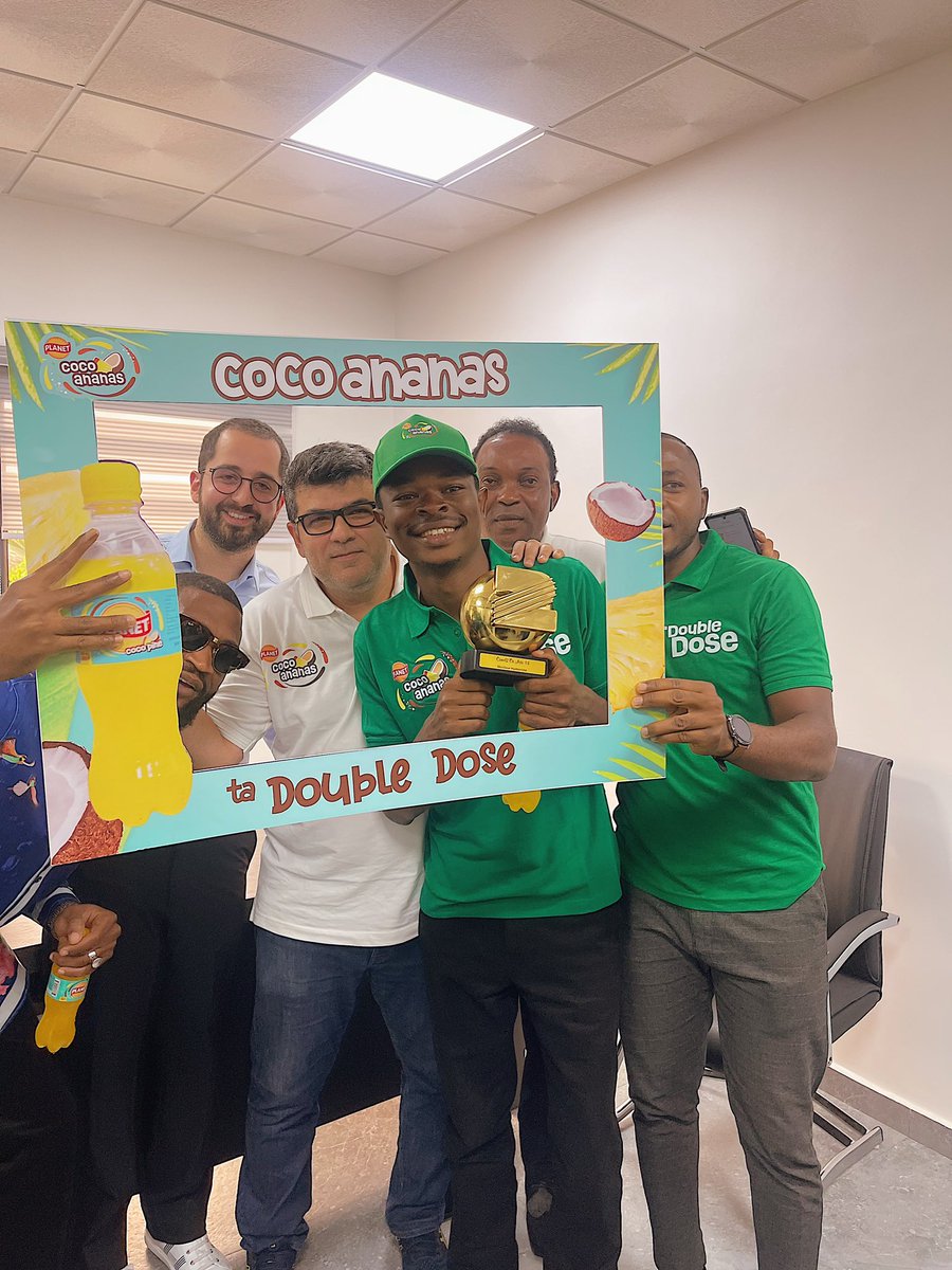 omenkart's tweet photo. Aux côtés de notre client @SourceDuPays pour célébrer Ulrich Takam qui a reçu le week-end dernier le canal d’or du meilleur humoriste. Fadil le sorcier a profité pour venir le féliciter et rencontrer une partie du personnel à l’occasion du Coco ananas day's. 

#CocoAnanas #Planet https://t.co/ONwaDq6Z87