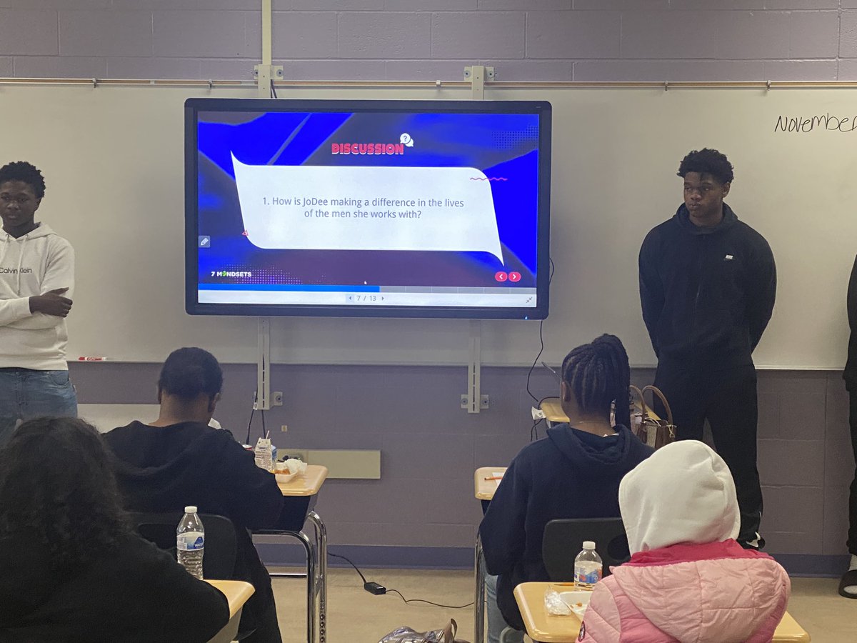 Ms_Ross_English's tweet photo. Chat n Chew with Coach Armour &amp; Dr. Miller at Reynoldsburg High School, Livingston Campus! @ReynSchools @RHSOfficial_RCS #StudentLeadership #CreatingLeaders https://t.co/WMp7uJYf3c