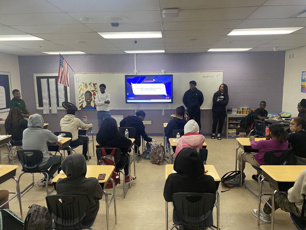 Ms_Ross_English's tweet photo. Chat n Chew with Coach Armour &amp; Dr. Miller at Reynoldsburg High School, Livingston Campus! @ReynSchools @RHSOfficial_RCS #StudentLeadership #CreatingLeaders https://t.co/WMp7uJYf3c