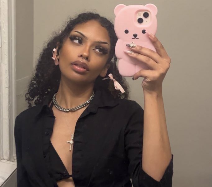 cvltts's tweet photo. its just me and my giant phone case against the world https://t.co/qtvdruszQH