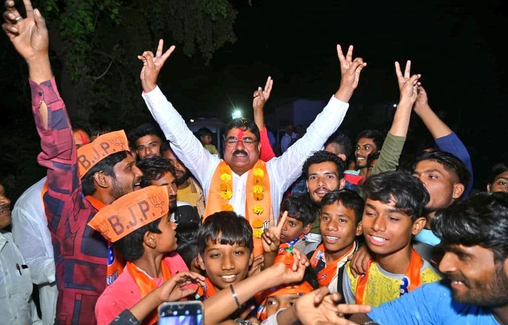 raju_sirohi41's tweet photo. जन जन ने यह ठाना है, भाजपा का कमल खिलाना है।

आज श्री @KamalPatelBJP जी ने  ग्राम मोहनपुर, हरदा में जन संपर्क 
#vidhansabha135
@Amarsmeenaharda @BJP4Harda @BJP4MP @BJP4Harda @BjymHarda https://t.co/dNyS4Sz9kX
