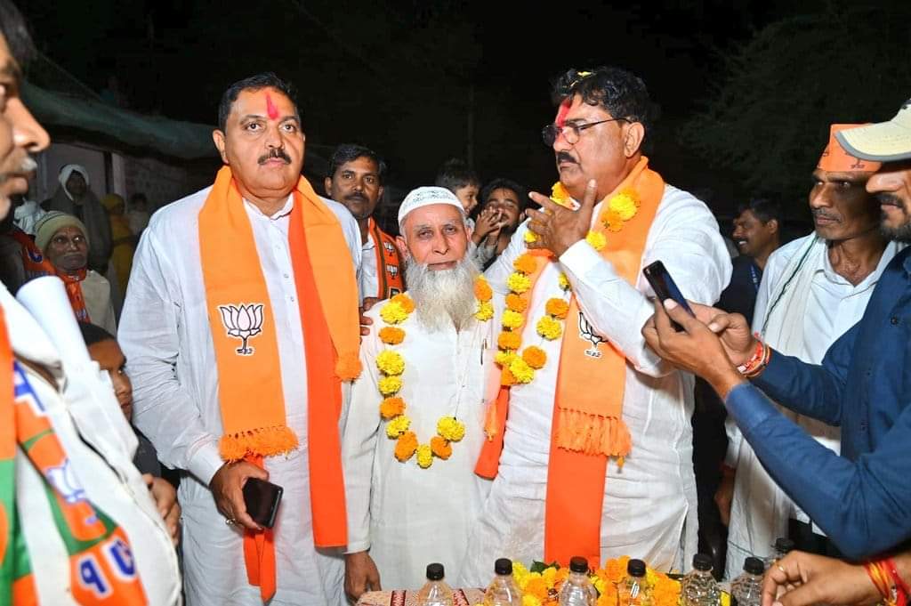 raju_sirohi41's tweet photo. जन जन ने यह ठाना है, भाजपा का कमल खिलाना है।

आज श्री @KamalPatelBJP जी ने  ग्राम मोहनपुर, हरदा में जन संपर्क 
#vidhansabha135
@Amarsmeenaharda @BJP4Harda @BJP4MP @BJP4Harda @BjymHarda https://t.co/dNyS4Sz9kX