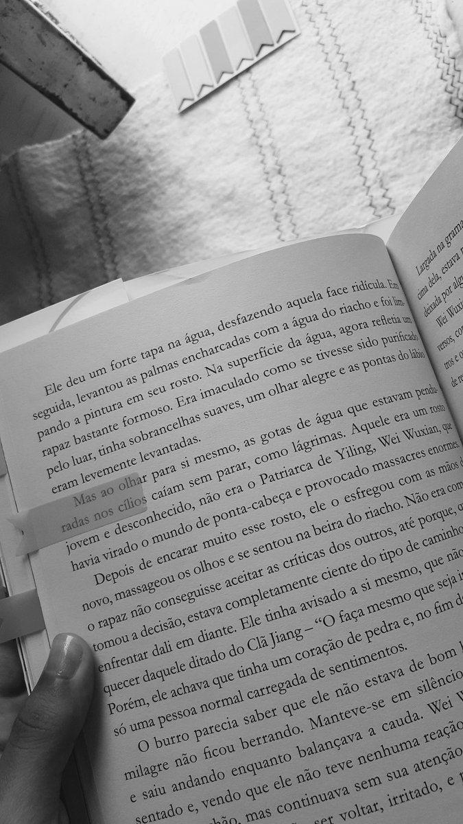 lovlanying's tweet photo. "mas ao olhar para si mesmo, as gostas de água que estavam penduradas nos cílios caíam sem parar, como lágrimas. aquele era um rosto jovem e desconhecido, não era o Patriarca de Yiling, Wei Wuxian"

aqui a autora tocou meu coração igual o Wen Ning tocou o do Jin Zixuan https://t.co/BGEbDtkWIr