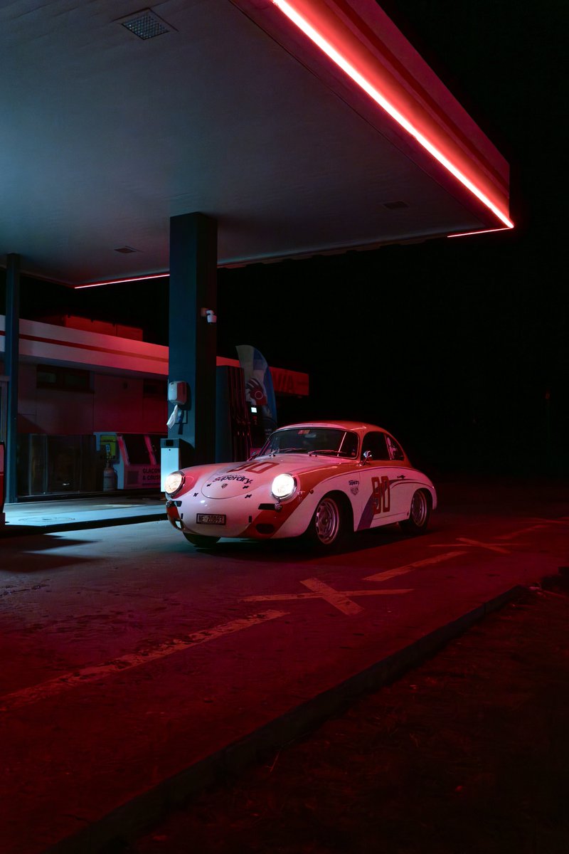 LaMontre18's tweet photo. Après avoir roulé des kilomètres lors d'un night ride en suisse on est tombé sur cette station Avia qui collait bien pour des photos https://t.co/11hKDxGUTd