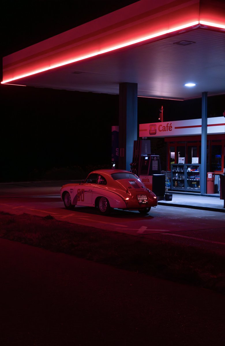 LaMontre18's tweet photo. Après avoir roulé des kilomètres lors d'un night ride en suisse on est tombé sur cette station Avia qui collait bien pour des photos https://t.co/11hKDxGUTd
