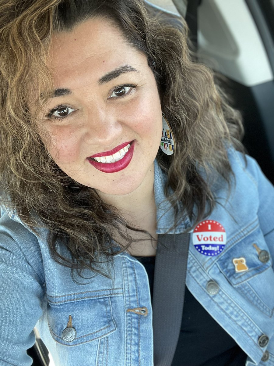dora_alv2004's tweet photo. Don’t forget to vote! 🇺🇸 https://t.co/FPPfEHjyPF