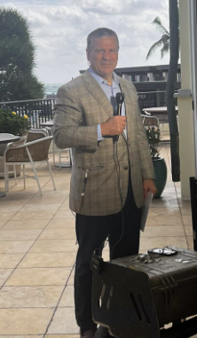 XRP_Productions's tweet photo. @EleanorTerrett @eaupalmbeach @CGasparino Yeah, right! That's not the real Charles Gasparino... that's one of those cardboard cut-outs.
#FlatChuck https://t.co/CxYjApDTqM