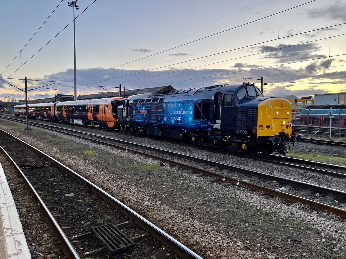 Lovely surprise at #Doncaster, 37800 with 730036 #class37 #Class730 03/11/23