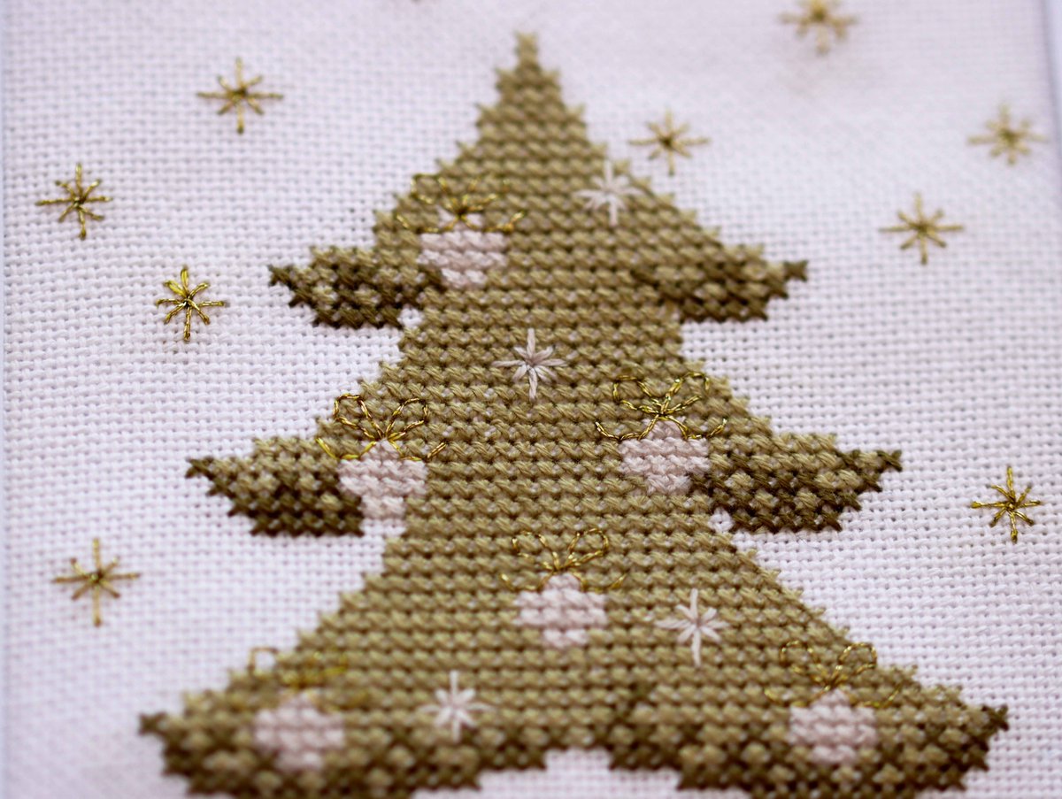 O Christmas Tree…A Cross stitch greetings card perfect to send to someone special this Christmas #craftersmarketuk crafters.market/listing/o-chri… via @_cmuk #MHHSBD #craftbizparty #Christmas2023 #Christmascards #UKMakers