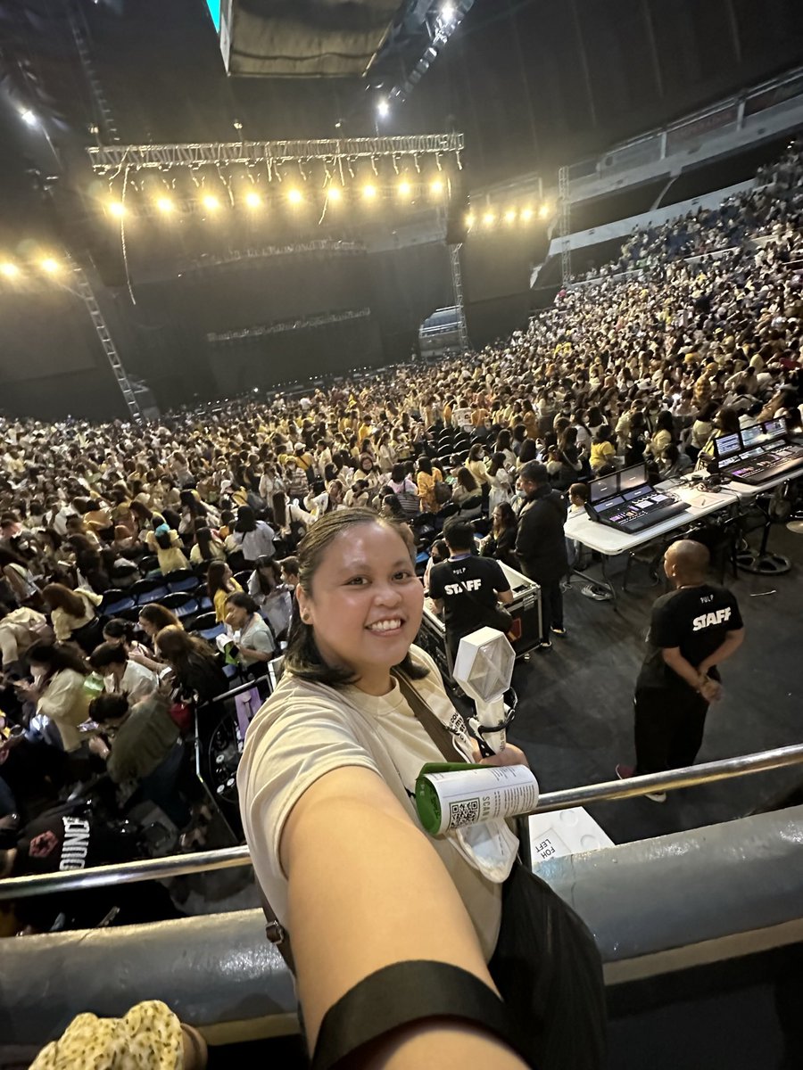 dindin15's tweet photo. Nalimutan ko magselfie ah 😅 but, attendance check! ✔️#BeYou2 #ExoSCinManila #OVERPASSinMNL #OnMusicFestival https://t.co/MGsbsEOc0E