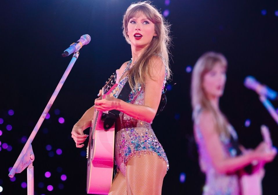 TheSwiftSociety's tweet photo. 🎶| A Live album of "The Eras Tour" has been in talks. https://t.co/EznzL7gGCf