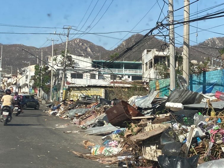 LeonKrauze's tweet photo. Daniela Borja, a quien conocí en Acapulco, me comparte una preocupación creciente por la crisis sanitaria dada la falta de avance en la recolección de escombros y basura.

Dice Daniela:
“Hay puntos rojos por todo Acapulco 
Es impresionante.
No han recogido ni siquiera aquellos concentrados cerca de zonas de trabajo de la @CFEmx”

Conforme avanzan los días, el tema requerirá atención urgente. Fotos de hoy: