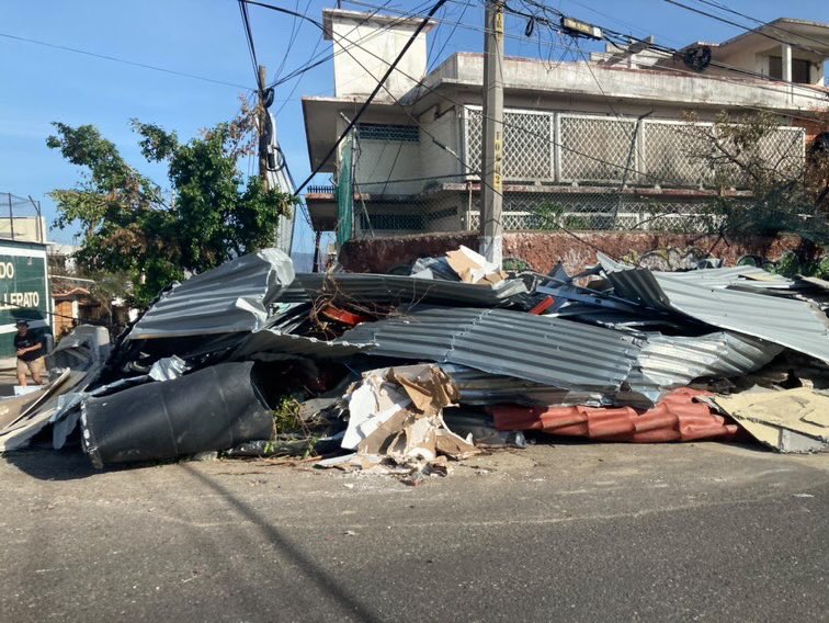 LeonKrauze's tweet photo. Daniela Borja, a quien conocí en Acapulco, me comparte una preocupación creciente por la crisis sanitaria dada la falta de avance en la recolección de escombros y basura.

Dice Daniela:
“Hay puntos rojos por todo Acapulco 
Es impresionante.
No han recogido ni siquiera aquellos concentrados cerca de zonas de trabajo de la @CFEmx”

Conforme avanzan los días, el tema requerirá atención urgente. Fotos de hoy: