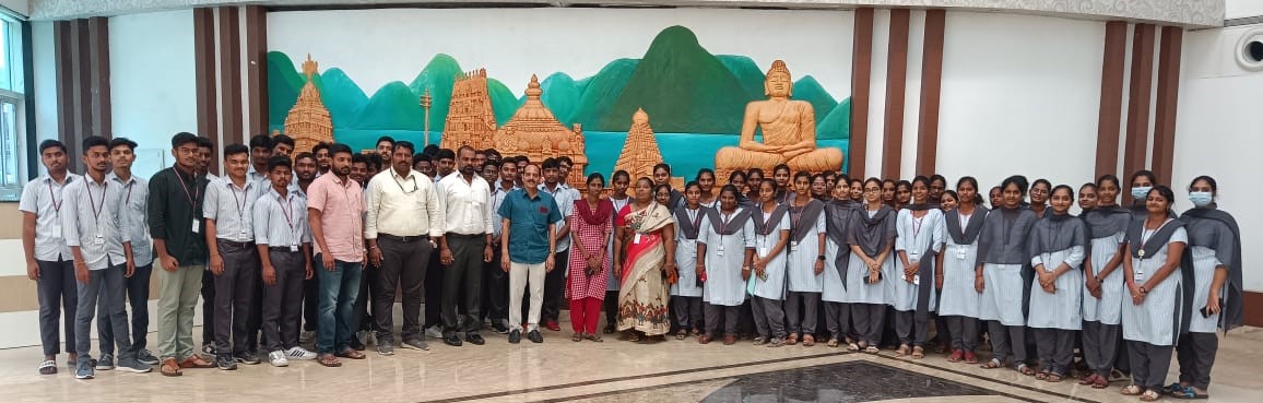 STPIVijayawada's tweet photo. #STPIBeyondMetros:#Students from II year-CSE Batch 3/5 @DHANEKULA2009 #Vijayawada embarked on an enriching industrial tour at @stpivjw1. Students were briefed about #STPI's vibrant #Startup #ecosystem & #Innovation in Tier II/III cities, guided by #NGISVijayawada #STPIIncubation https://t.co/oTZxw0vN3D