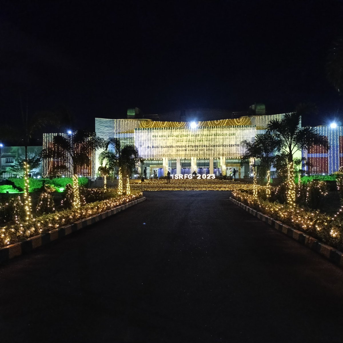 PrajnaDas29's tweet photo. Delighted to have the opportunity to meet distinguished rice scientists from around the world on the inaugural day of the ISRFG (20th International Symposium on Rice Functional Genomics) #ISRFG https://t.co/RXAkP8SrMC