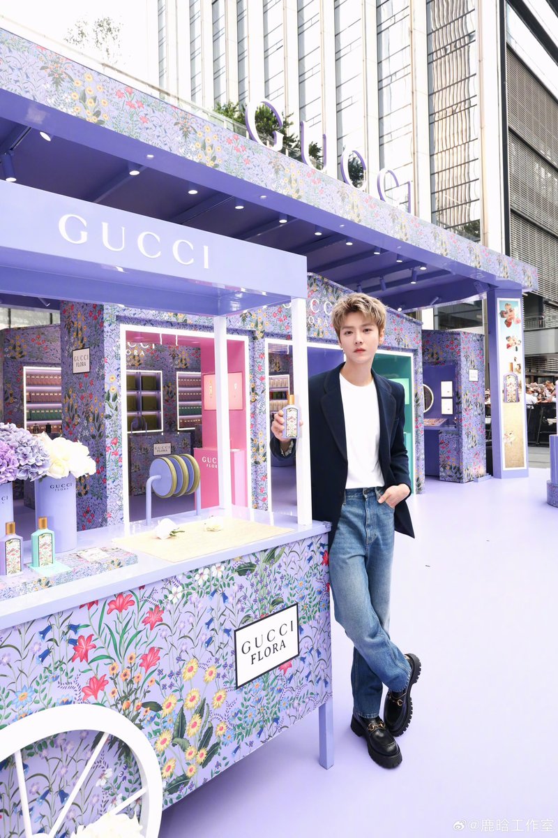 luking0420's tweet photo. [NEWS] 231103 LuHan Studio’s Weibo update: Follow the guidance of GUCCI FLORA GORGEOUS MAGNOLIA and enjoy the Gucci Dream Garden with Lu Han, the brand ambassador of GUCCI, and enjoy the blazing dreams!

1️⃣

Cr. 鹿晗工作室
Link: https://t.co/llCT1FRi2N

#LuHan
#鹿晗 https://t.co/EgLcmGsgKx