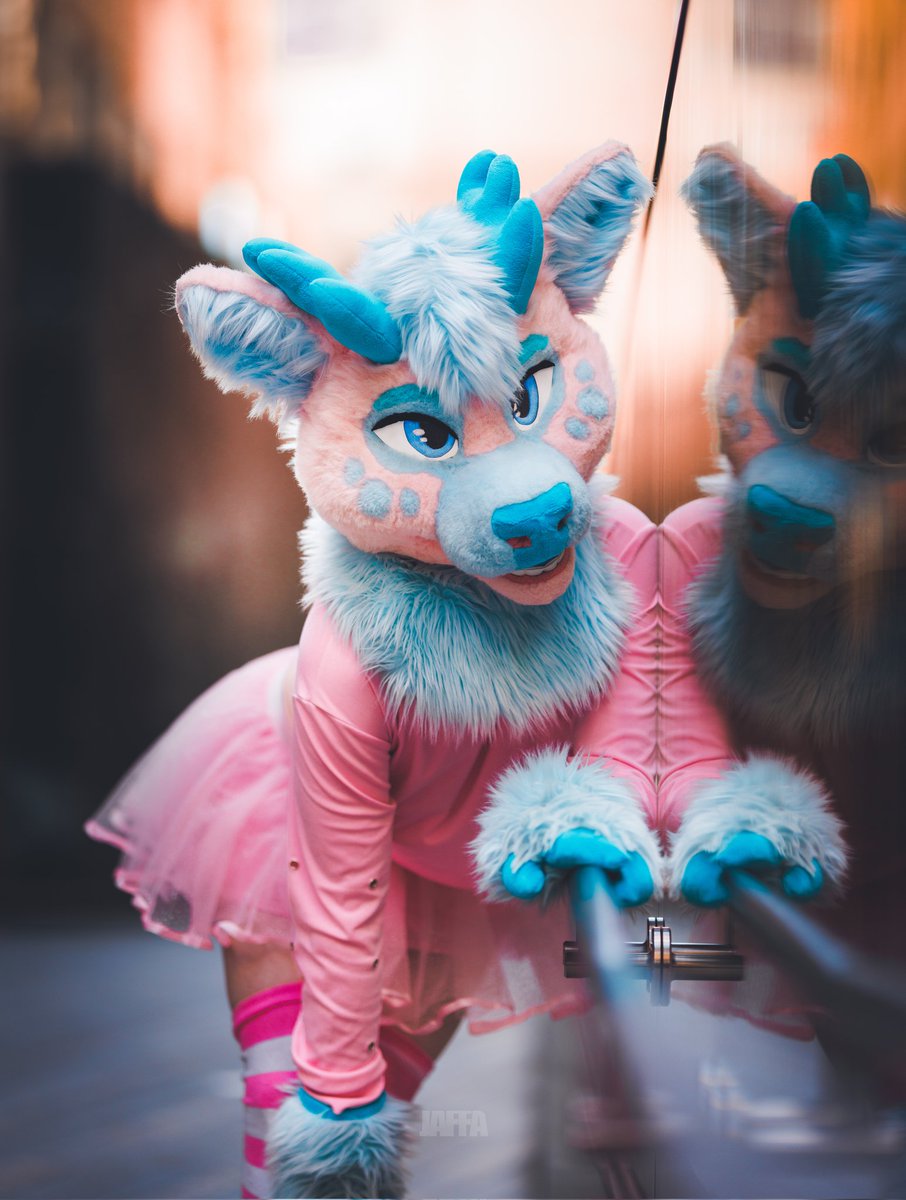 It's #FursuitFriday and I been told this is the #MelonPose did I do the thing right? <a href="/Melon_mow/">Soju cat ➔ Hawaii, MFF, FC</a>
📷 <a href="/jaffadoesphotos/">˗ˏˋ J A F F A ˊˎ˗ @MP 🍑</a>