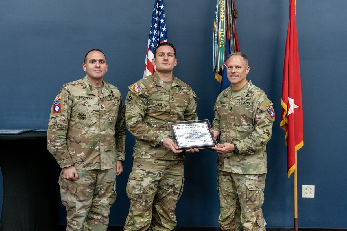 82ndABNDiv's tweet photo. #ICYMI Yesterday we took a moment to recognize our #VolunteersoftheQuarter for The 82nd Airborne Division. We thank them for their time and effort and appreciate all that they do!

#AATW #Congratulations #ParatroopersFirst #TransformTheDivision #VOTQ https://t.co/6vsfkrC3ss