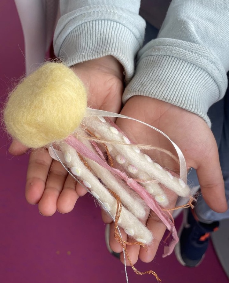 Journée mondiale de la méduse ✨ Quel plus beau prétexte pour apprendre à manier l’art de la transparence et de la représentation d’un mouvement fluide sur le papier noir🌌
Dans l’atelier “Sweet Reef”, les méduses inspirent aussi nos sculpteurs de laine cardée !
