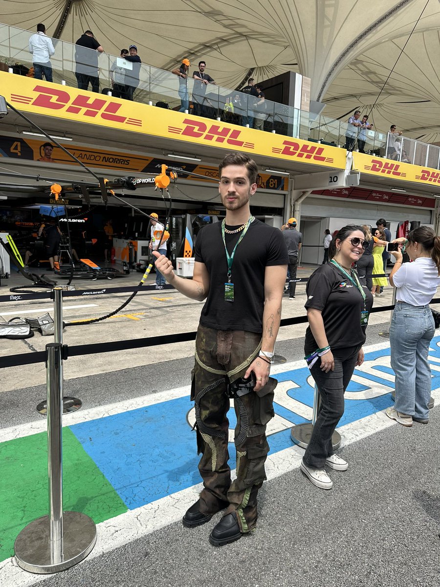 alguém por favor tira essas pessoas, se possível tirar também essas fita preta aqui pra parecer que estou mais perto dos carros ;)