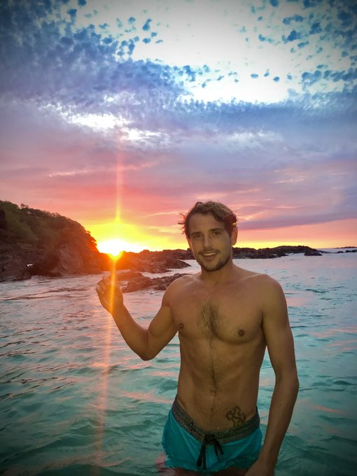 Trying to catch a sunset from every angle I can on this planet. 🌎 🌅 🌊 https://t.co/NDl1fA7ldd