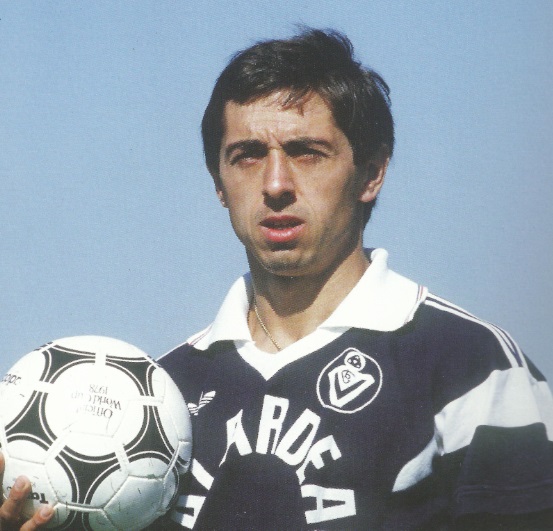 YonEcenarro's tweet image. Citez ou répondez à ce tweet avec vos 4 joueurs de foot préférés ever.