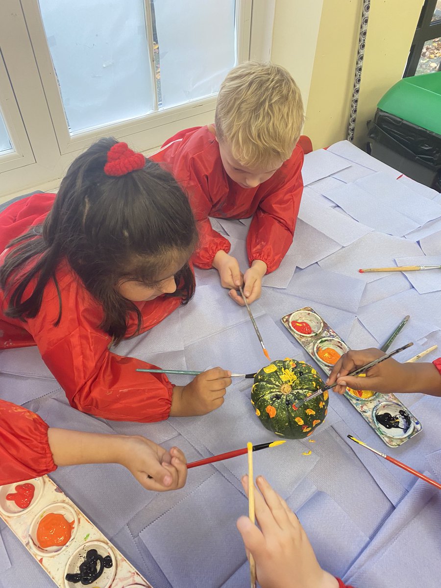 1HJ enjoyed being artists and displaying their creativity when painting pumpkins in the style of Yayoi Kusama 🎃. What a brilliant final outcome! <a href="/HIAmissdas/">Miss Das</a> <a href="/HIAMissSylla/">HIAMissSylla</a> #creativity
