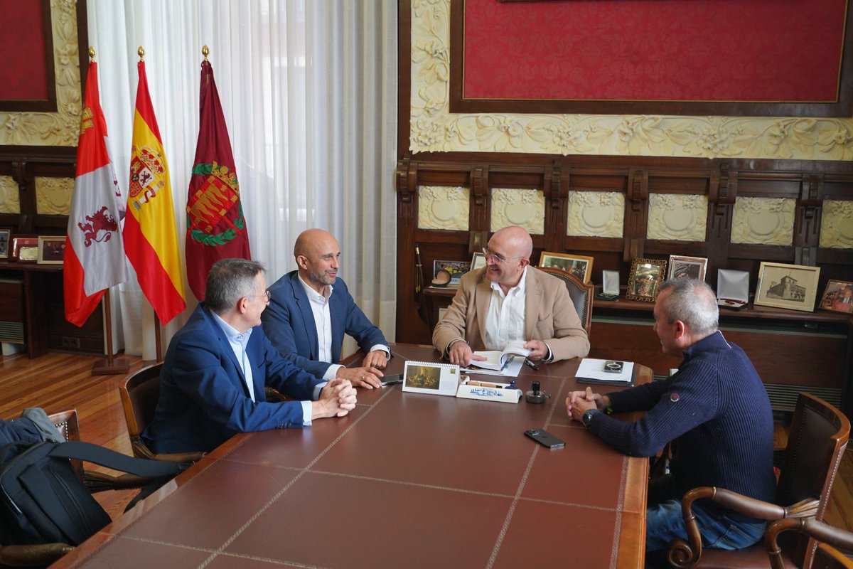 Hoy hemos mantenido una reunión de trabajo con el alcalde del @AyuntamientoVLL de #Valladolid @JesusJCarnero y el concejal de #urbanismo @jizarandona para avanzar en proyectos e iniciativas relacionadas con el #hábitat y la #construcción ⬇️