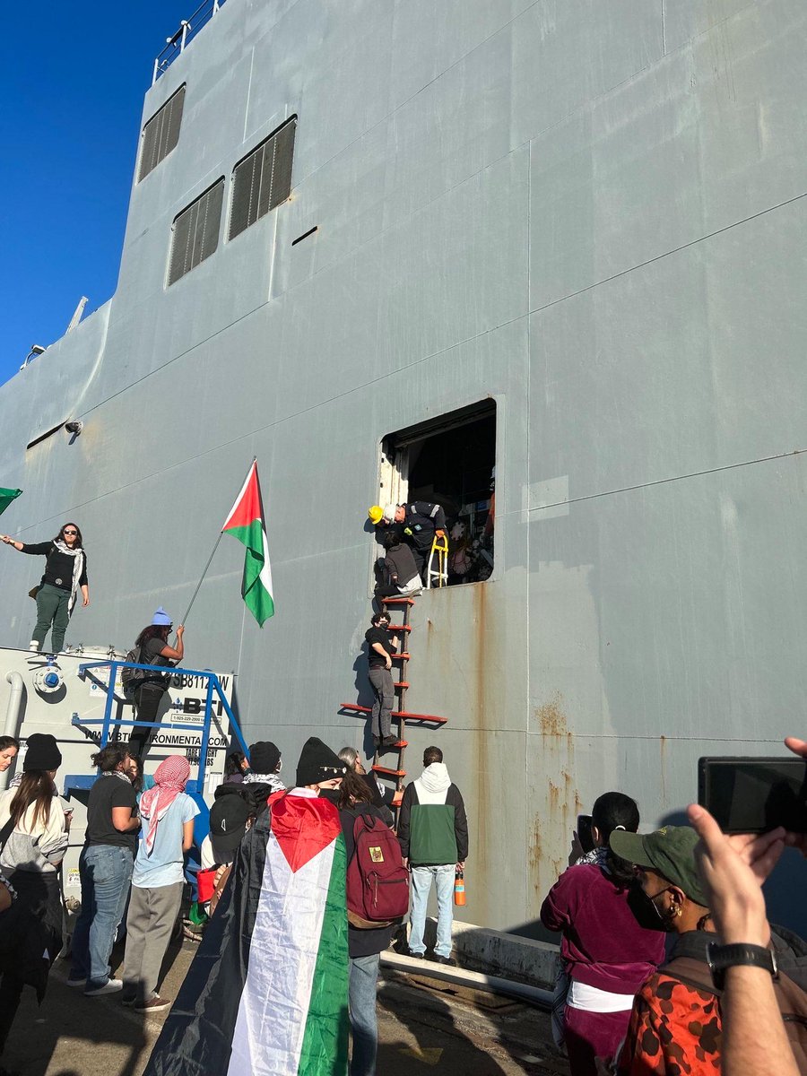 Oakland community members occupy military vessel headed for Israel. The Bay Area says No Military Aid to Israel! Ceasefire Now! #BlockTheBoat @CNN @MSNBC @AJEnglish @mercnews @sfstandard @sfchronicle @kron4news