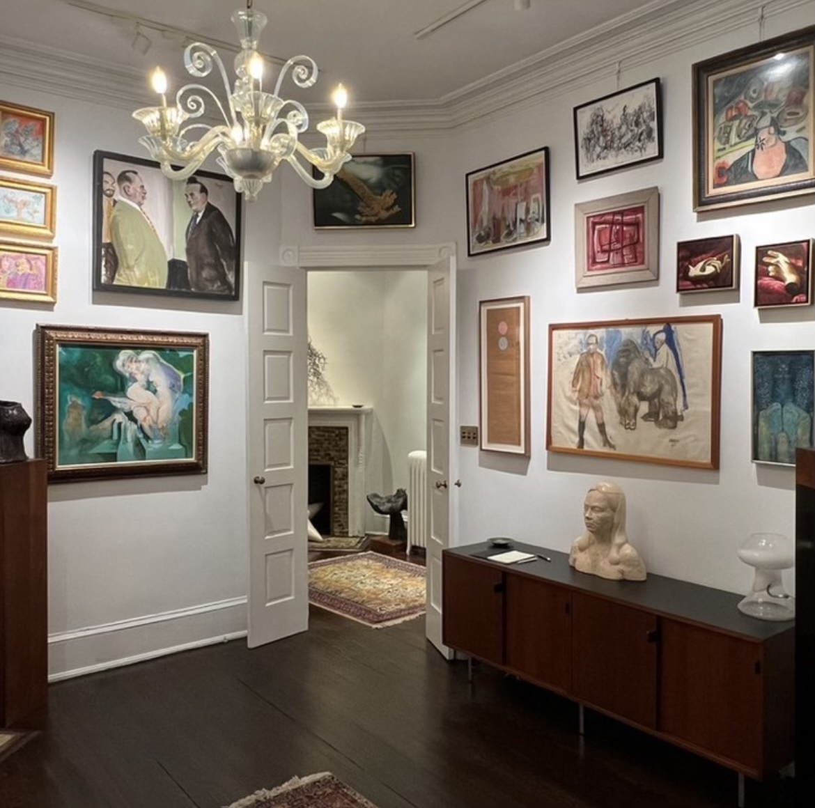🎨 #ArtWalkDupont is TONIGHT from 6-8pm! This monthly event occurs on the First Friday of the month and provides an opportunity for participants to explore Dupont Circle’s illustrious arts community.

More here: bit.ly/3soisJt

📷: <a href="/StudioGalleryDC/">Studio Gallery</a>
