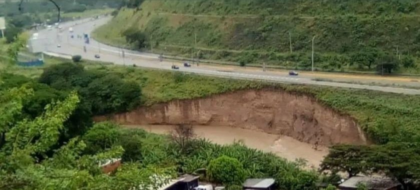 WazeVen's tweet photo. ¡Atención autoridades! Alertamos sobre el talud autop. GMA al borde del río Guarenas, está a punto de caer la rampa de acceso a la ciudad de Guarenas dejando incomunicada esta importante entrada. Es urgente tomar medidas para evitar esta situación.
@plaza_alcaldia
@pcplaza https://t.co/Zq9xltm12A