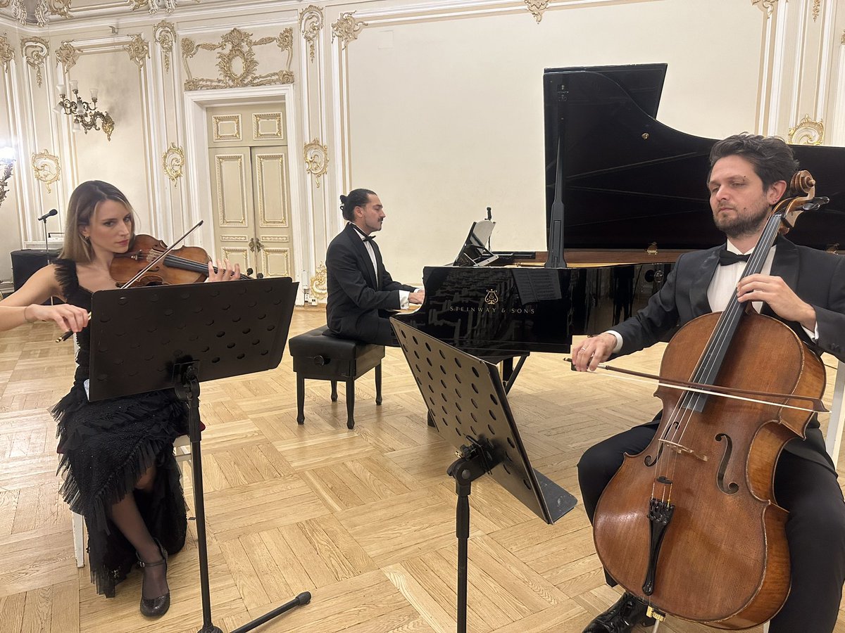 BosphorusTrio olarak bu yıl 14.’sü düzenlenen St Petersburg SilverLyre OdaMüziğiFestivali’ne davet edilerek GlinkaSalonu’nda konser verdik. 
Programda Türk bestecilerimizden Tüzün ve Say’ın eserlerine de yer vererek ülkemizi en iyi şekilde temsil etmenin mutluluğuyla yurda döndük