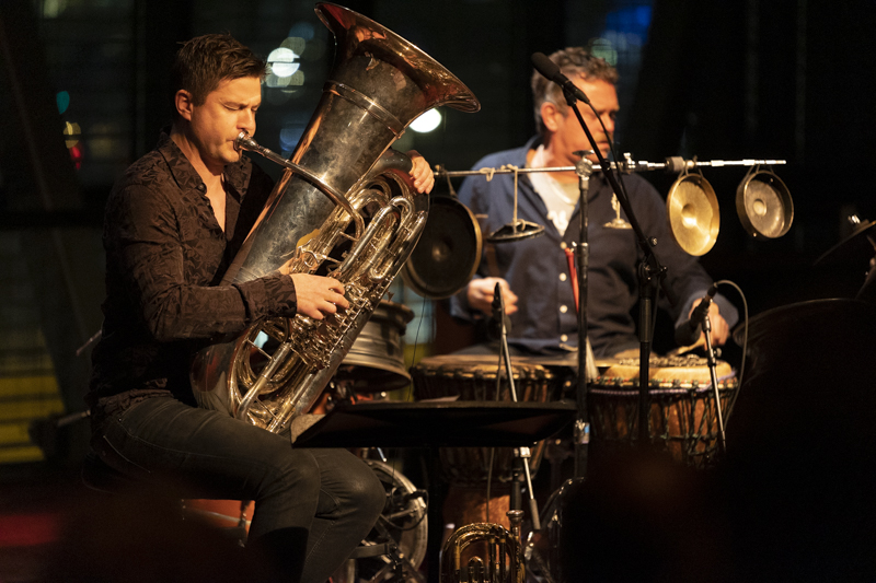 Daniel Herskedal haalt de meest ongelooflijke klanken uit zijn tuba. Gisteravond trad hij met zijn fantastische trio op in het #Bimhuis. Recensie op Jazzenzo. 
Zaterdag nog te horen in #Paradox in Tilburg. #jazz
jazzenzo.nl/?e=5140
Foto Filip Mertens