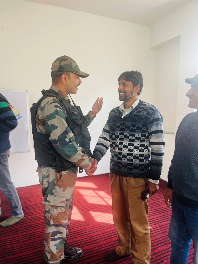 ham_watan6's tweet photo. Interaction with teachers was organized at Romu, Pulwama to understand their expectations from the army and the ways in which army can provide the required assistance.
#IndianArmyCares #Kashmir #Indian2 #Budgam #FutureEU #Srinagar #IndianArmy #Motivation #kids #teacher #ARMY https://t.co/cw5CLFV1yN