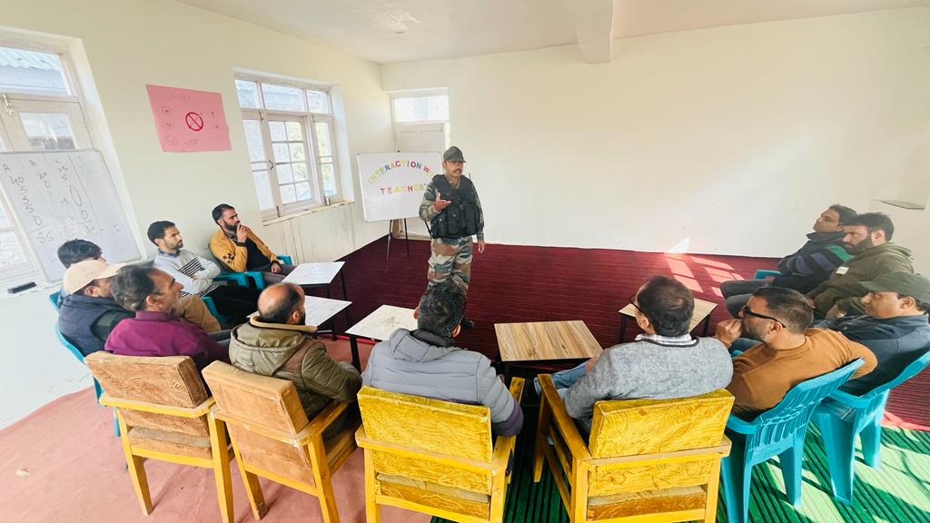 ham_watan6's tweet photo. Interaction with teachers was organized at Romu, Pulwama to understand their expectations from the army and the ways in which army can provide the required assistance.
#IndianArmyCares #Kashmir #Indian2 #Budgam #FutureEU #Srinagar #IndianArmy #Motivation #kids #teacher #ARMY https://t.co/cw5CLFV1yN