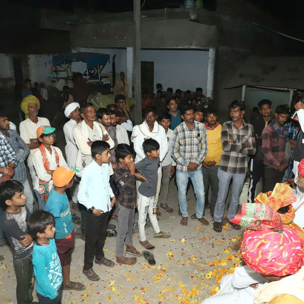 Dangihajarilal's tweet photo. आज ग्राम धतरावदा,पगारिया और टपरियाहेड़ी गाँव में जनसंपर्क किया। आनेवाली 17 तारीख को कमल के फूल का बटन दबाकर भाजपा को प्रचंड बहुमत से जिताने के लिए मैंने जनता जनार्दन से करबद्ध प्रार्थना की। मुझे अपनी जनता जनार्दन पर अखंड विश्वास है !
#khilchipur
#Vote4MP
#Vote4BJP https://t.co/qzi1G6raaX