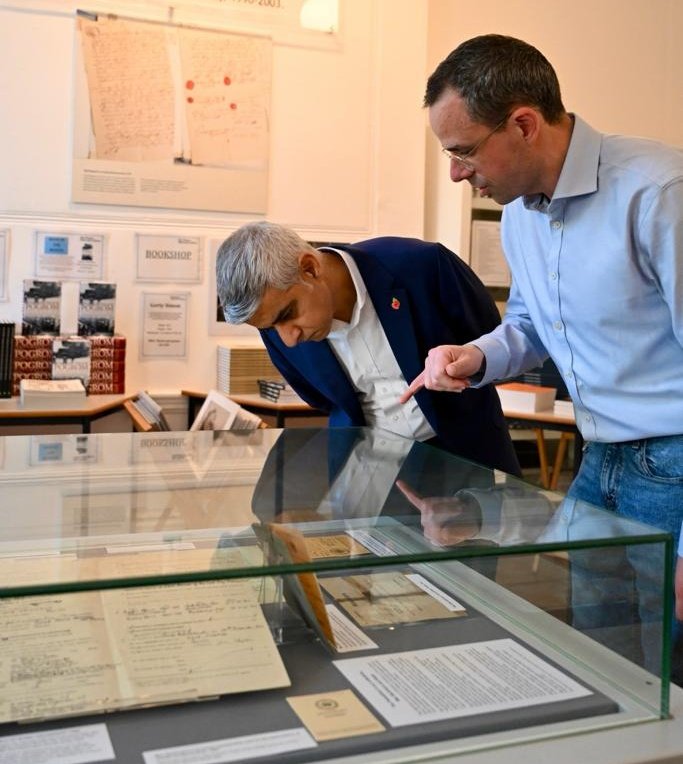 Today I visited the historic Wiener Holocaust Library, the target of an unacceptable hate crime this week.  

Support for a cause should never tip into abuse. Now more than ever, we must all reach for unity and understanding.