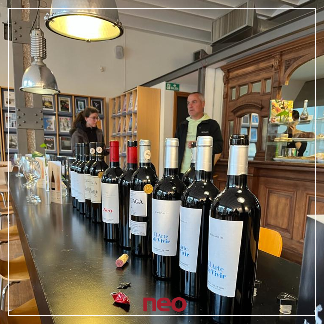 BodegasNEO's tweet photo. Encantados de estar formando parte de este increíble proyecto que es Sonorama Uruguay. Por que una de las cosas que más nos gusta, es poder llevar el sabor de Ribera del Duero por todo el mundo. ❤️🍷
#BodegasNeo #RiberaDelDuero #Vino https://t.co/1ves1jH9py