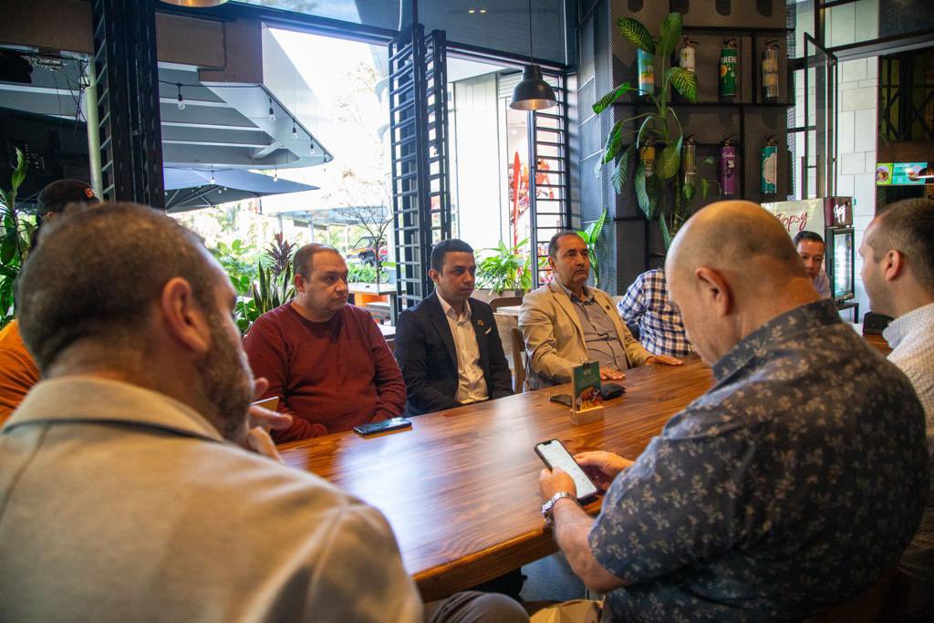 Reunión el día de hoy con los gremios y empresas independientes acerca del recaudo Metro de Medellín 🫱🏻‍🫲🏼🚊
<a href="/Asotransvaa1/">Asotransvaa</a> <a href="/ctucolombia/">Corporación de Transportadores Urbanos de Colombia</a>