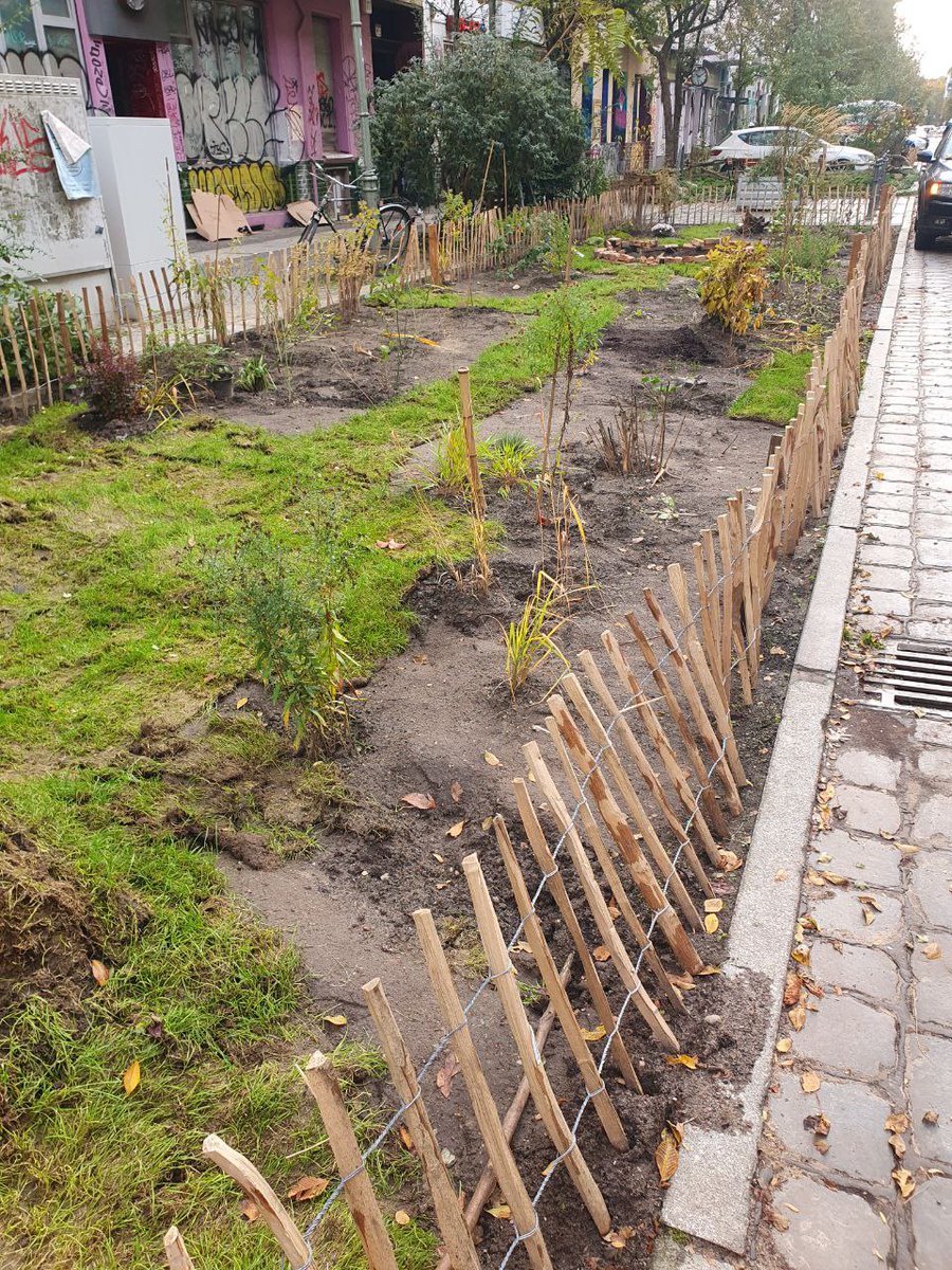 scharnowsk1's tweet photo. Die Fortschrittsgesellschaft im #graefekiez Berlin-Kreuzberg ist jetzt auf den ehemaligen Parkplätzen zu Ackerbauversuchen übergegangen. https://t.co/vAKPe1jnCD