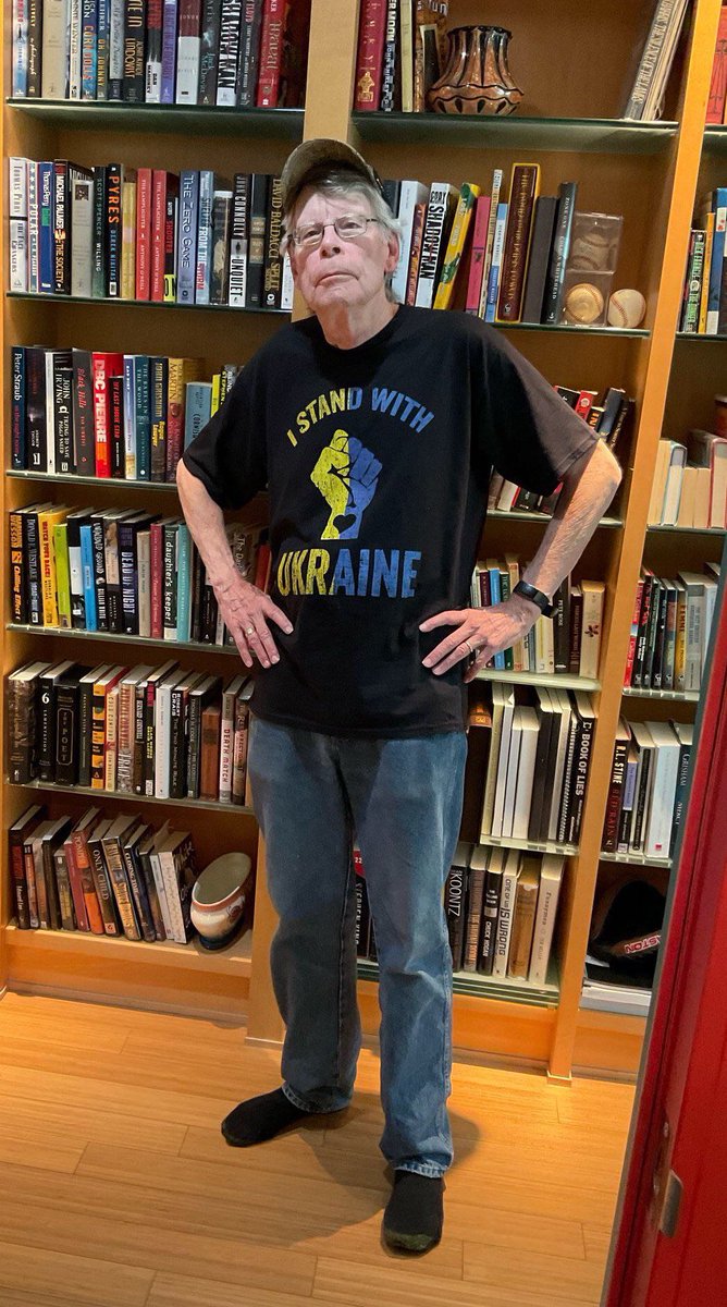 You only need to listen to what their hand signs are saying. Do you also notice those lady fingers?

Just sayin'

btw .. How does someone get so much distance between their lip and the tip of their nose? Did she spite her face? 😂😂😂

Stephen King