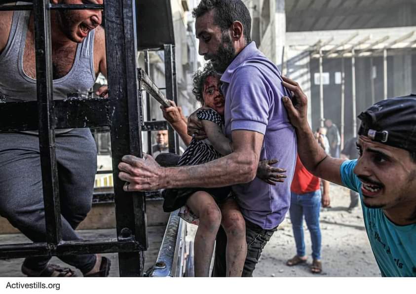 Una lista di 500 cittadini stranieri è stata consegnata alle autorità per permettere loro di lasciare la Striscia. Le ambulanze si sono accalcate al valico: sono circa 80 i feriti palestinesi che potranno per il momento lasciare Gaza
#GazaGenocide #IsraeliNewNazism