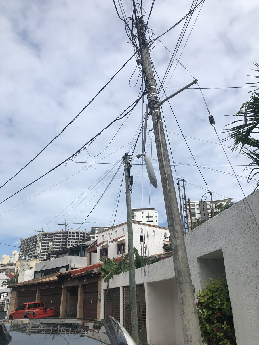 ALMIUIX's tweet photo. @anapatyp tenemos una lámpara colgando por el viento de rompió ya se reportó hace 3 días  Pero no vienen y ahora me dicen que llame a protección civil , de quienes responsabilidad , si cae por completo ocasionará un accidente https://t.co/OIXijdw6Ic