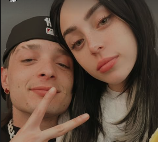ChilangoCom's tweet photo. ¡Ya es oficial! 😍 Nicki Nicole y Peso Pluma confirmaron su romance con un beso durante un concierto en la CDMX. 🥰🎶

Acá el chisma completo: https://t.co/ZiOcU7rTq4 https://t.co/4fsetW8jpz