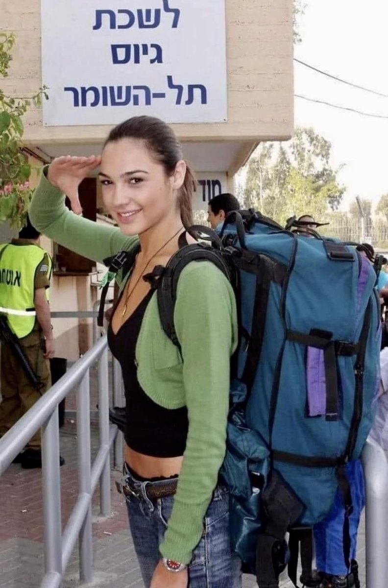 marcospeckel's tweet photo. La “mujer maravilla”,  Gal Gadot presentándose en su momento al servicio militar en Israel a defender a su país. @GalGadot https://t.co/XJLpEdpKYA