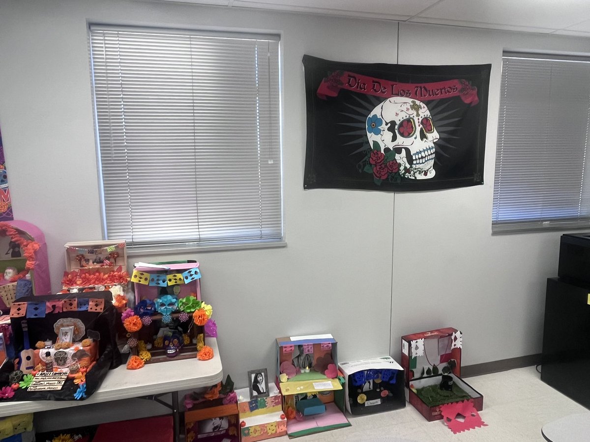 ClintSoftball's tweet photo. Dia de los muertos ofrendas. https://t.co/8QopWHENmz