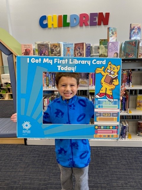 aacpl's tweet photo. Happy #FirstLibraryCardFriday! Let's welcome our newest cardholder, Thomas from Mountain Road Library, to the AACPL family! 🎉

#AACPL 
#AACPLKids 
#FirstLibraryCard 
#LibraryCard
#AnneArundelCounty https://t.co/PPWK18L4ZA