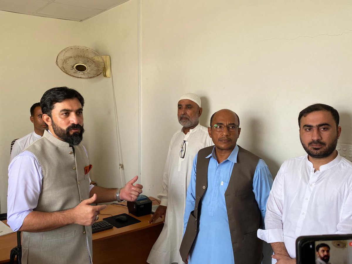 اب آپ کو لوکل اور ڈومیسائل دستخط کرانے کے لئے کسی کے پاس جانے کی ضرورت نہیں-صرف اپنے شہر/تحصیل میں تصویر کھنچے اور فارم پر کریں۔ سرٹیفیکیٹ آپ کے گھر کے پتے پر کورئیر کر دیا جائے گا۔